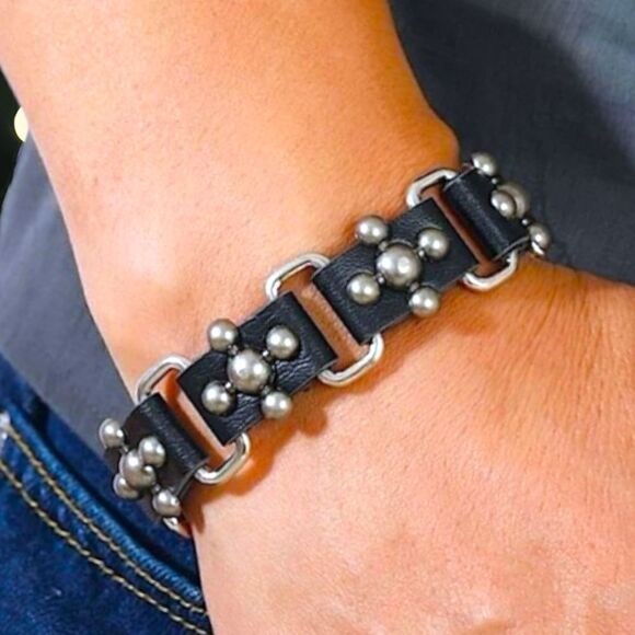Men’s Soft Leather Rivet Bracelet, new - Picture 4 of 8